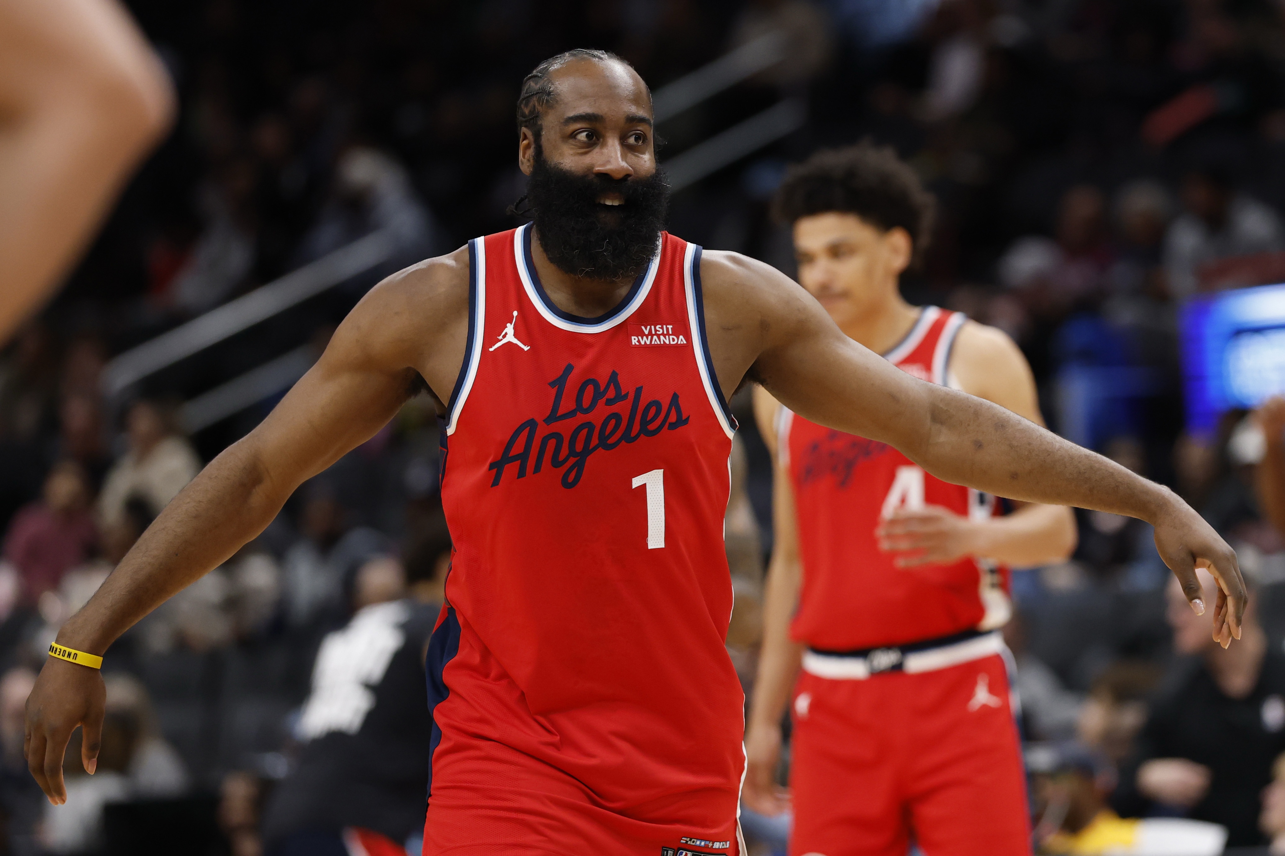 云开体育官网-张佳玮：理论上哈登与双塔化学反应很美好 东部一团糟&amp;一切皆可能