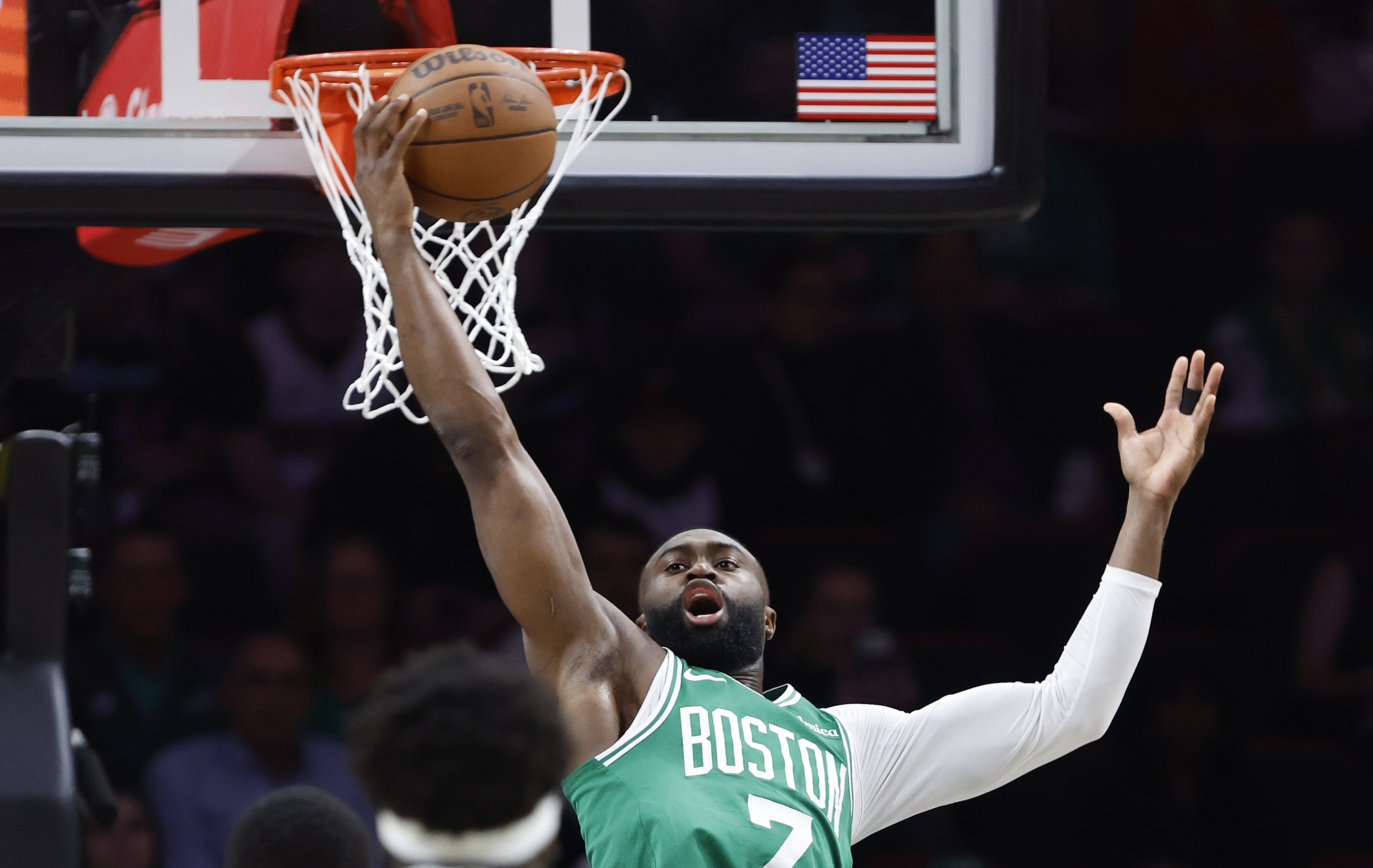 云开体育-火力全开！杰伦·布朗半场15投7中&amp;三分3中2 拿下17分9板1助1断