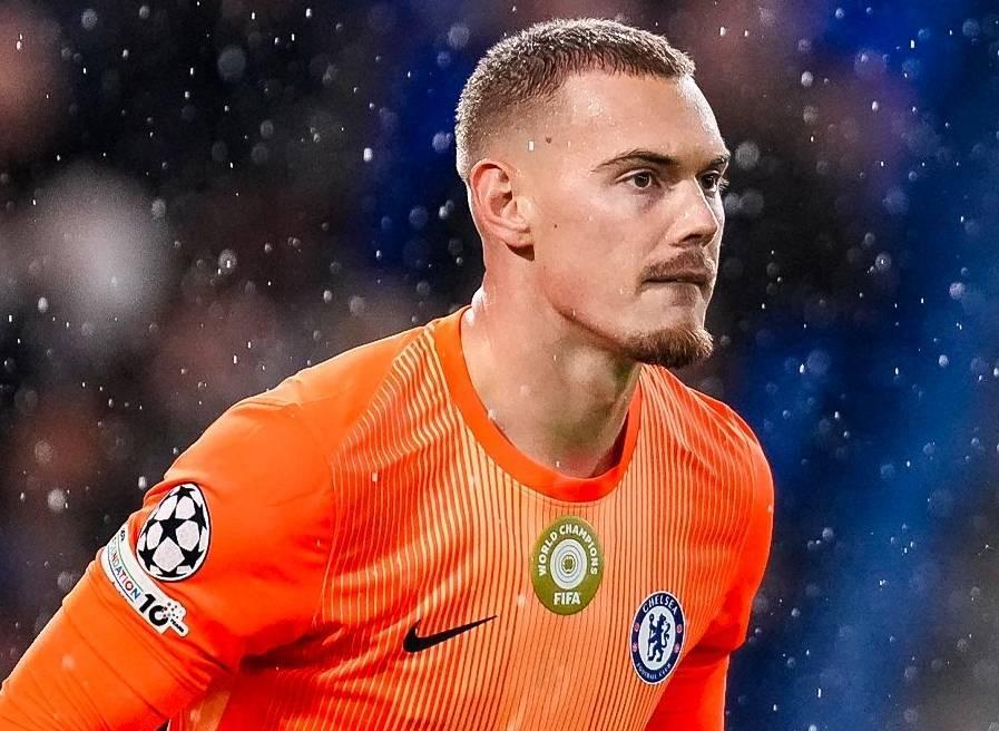 云开体育官网-约恩森无视詹姆斯呼唤准备直接离场，但被桑切斯拦住并喊去谢场